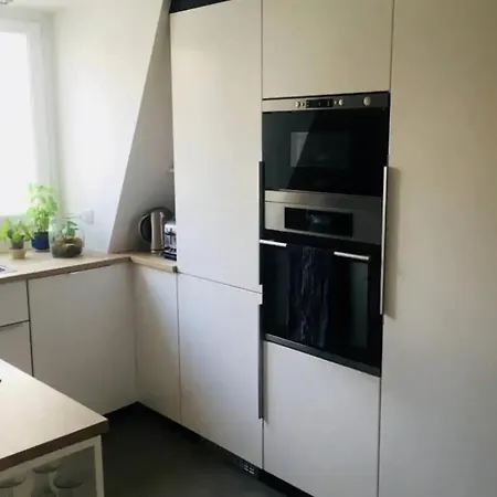 Bright Duplex Near Train Station Апартаменты