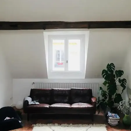 Bright Duplex Near Train Station Апартаменты *