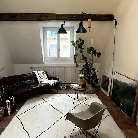 Апартаменты Bright Duplex Near Train Station *