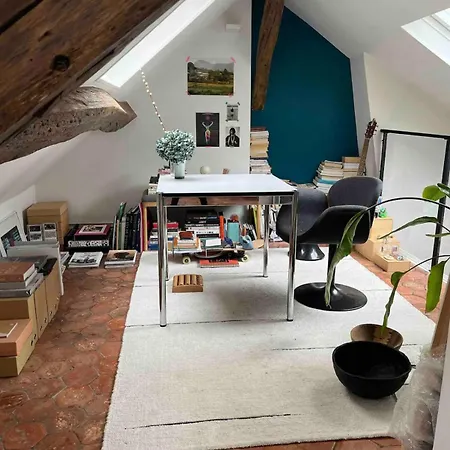 Апартаменты Bright Duplex Near Train Station