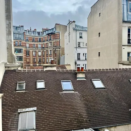 Bright Duplex Near Train Station